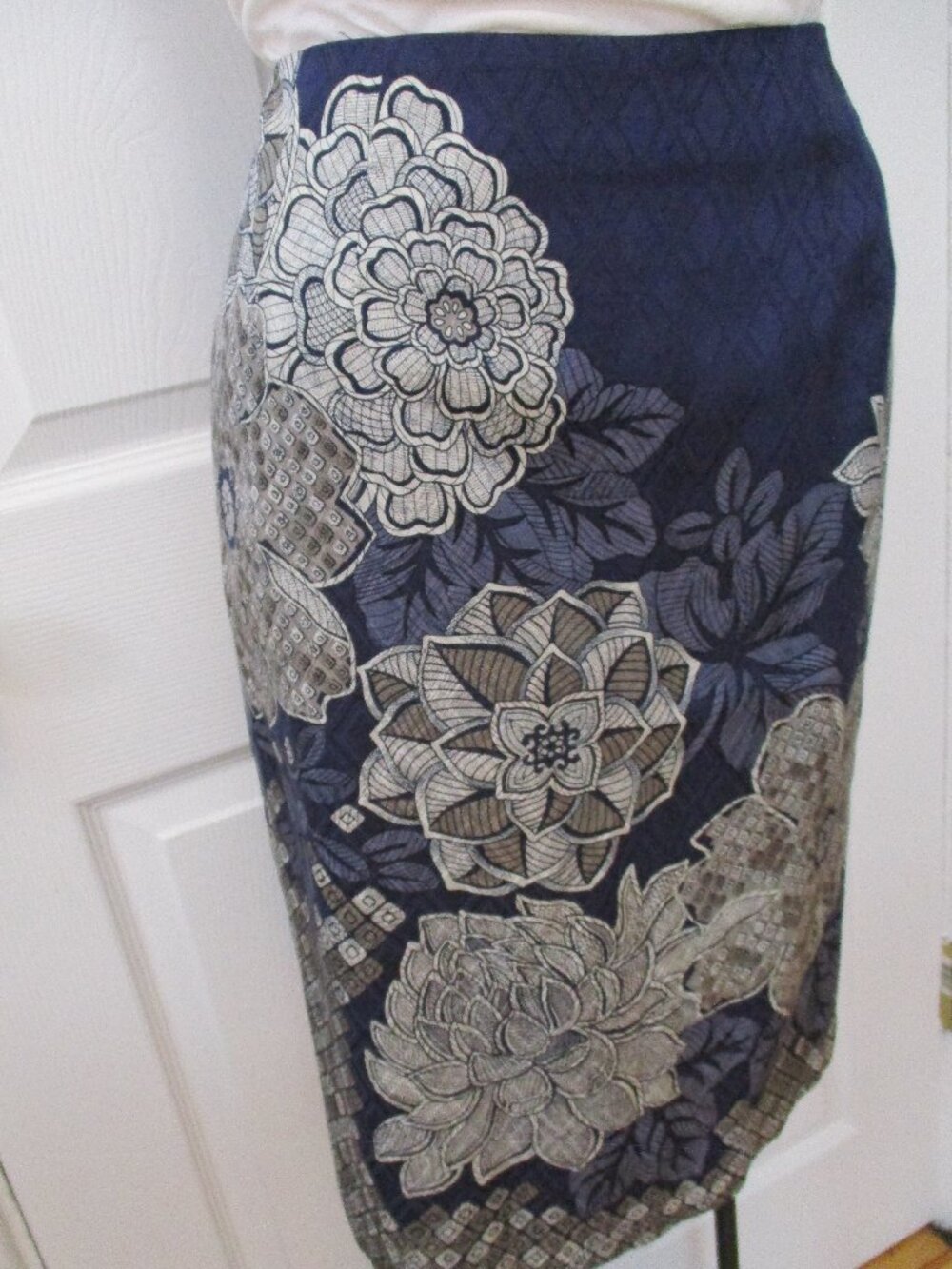 Talbots Silk Blend Pencil Straight Skirt Bold Floral Print Side Slit Size 4